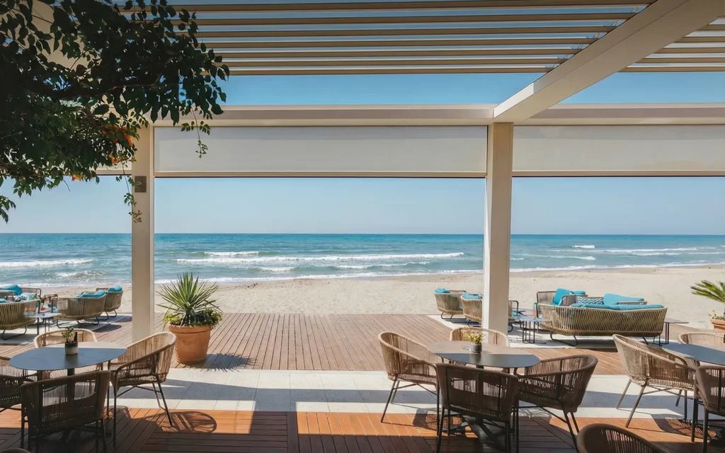 Perspectivă deschisă sub o pergolă bioclimatică — lumină naturală filtrată prin lamele