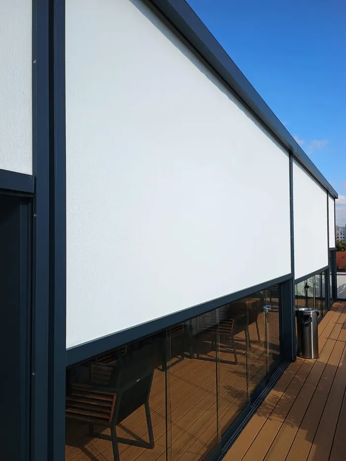 Copertină verticală zip screen pe pergolă bioclimatică